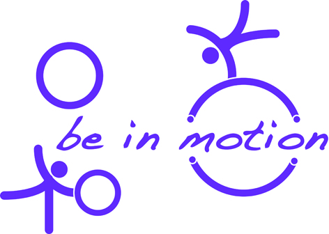 Logo Be in Motion - lila Grafik auf weißem Hintergrund: Der Schriftzug "be in motion" (Kleinbuchstaben, handschriftänlicher Schrifttyp) ist umgeben von drei verschieden großen Ringen. Der Größte Ring umgibt das Wort "motion" und wird davon horizontal in der Hälfte geteilt. Die obere Hälfte hält ein schräg kopfüber stehendes "Strichmännchen" mit einer Hand. Den kleinste Ring links unten unterhalb des Wortes "be" hält ein "Strichmännchen" mit einer Hand.